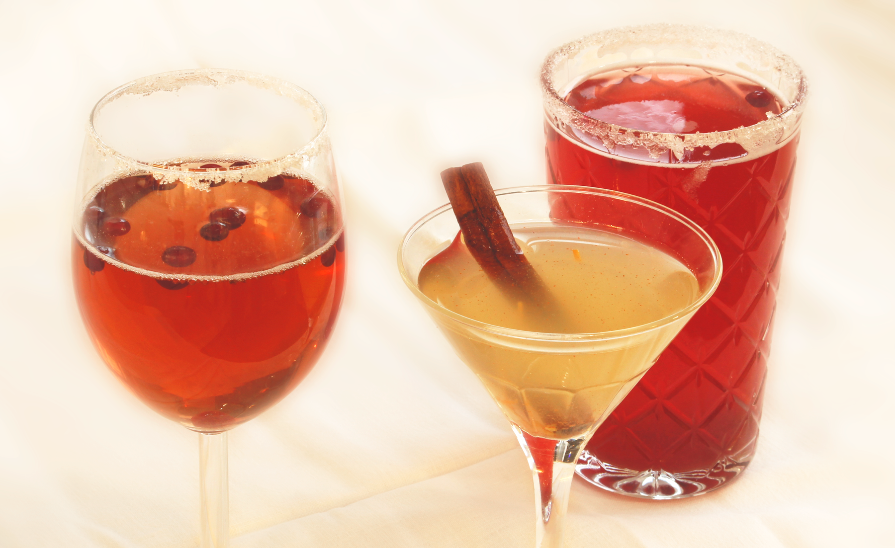 Mocktailit viinilasissa, grogilasissa ja korkeassa juomalasissa.