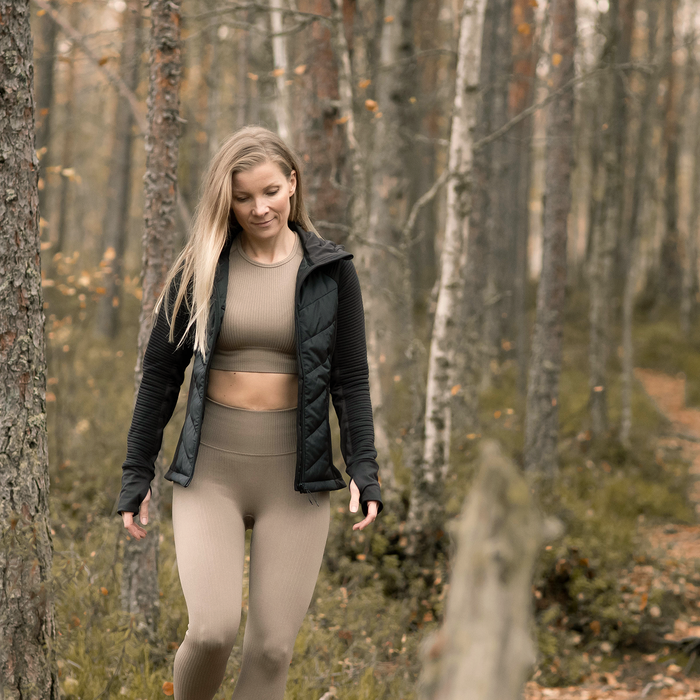 Nainen kävelee syksyisessä metsässä